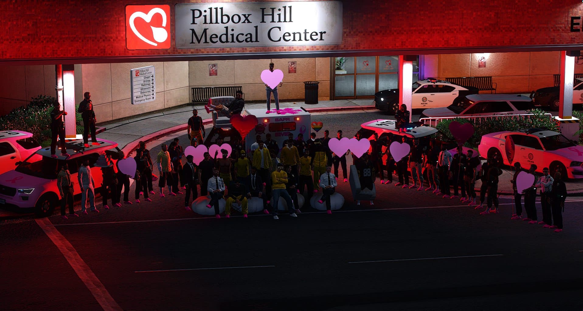 Le Pillbox Hill Medical Center de nuit, devant une foule