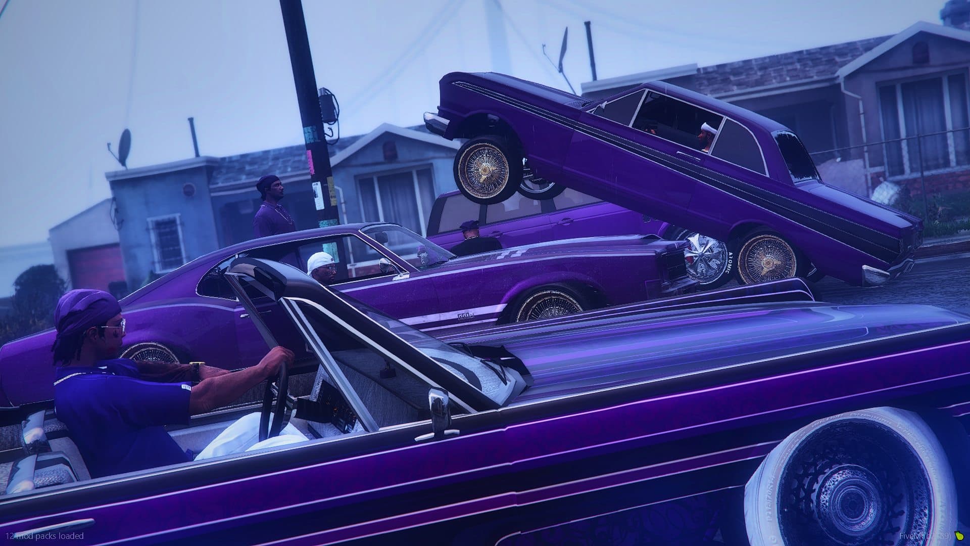 Des lowriders violets garés dans une rue de Los Santos