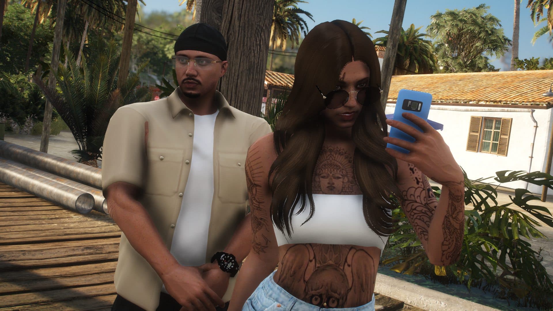 Deux personnages prennent un selfie à Los Santos